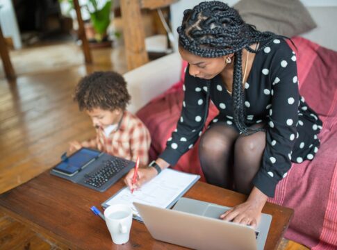 mom-balancing-work-and-parenting